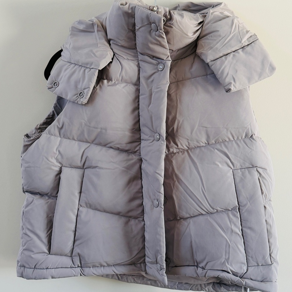 Halara brand Gray Puffer Vest w removal hood.